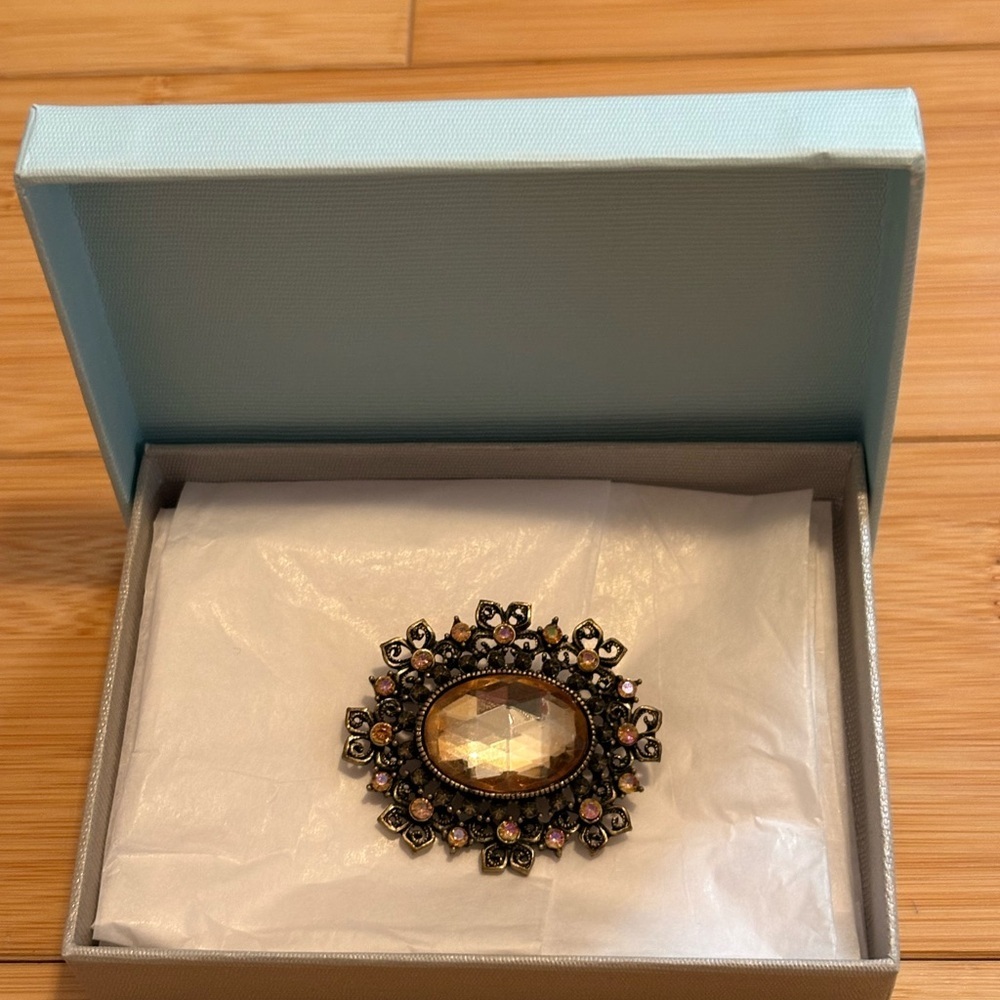 Vintage Style Amber Glass Statement Brooch Gold Filigree Rhinestone Pin - Picture 4 of 4